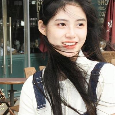 某影帝之子被曝出道颜值引争议，前后半年时装周T台画面流出